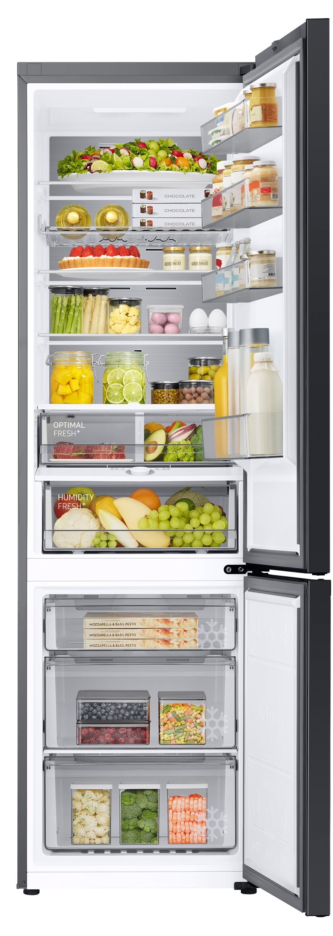 Otwarta lodówka z produktami spożywczymi. Górna półka z sałatkami, środkowa z warzywami, dolna z mrożonkami.