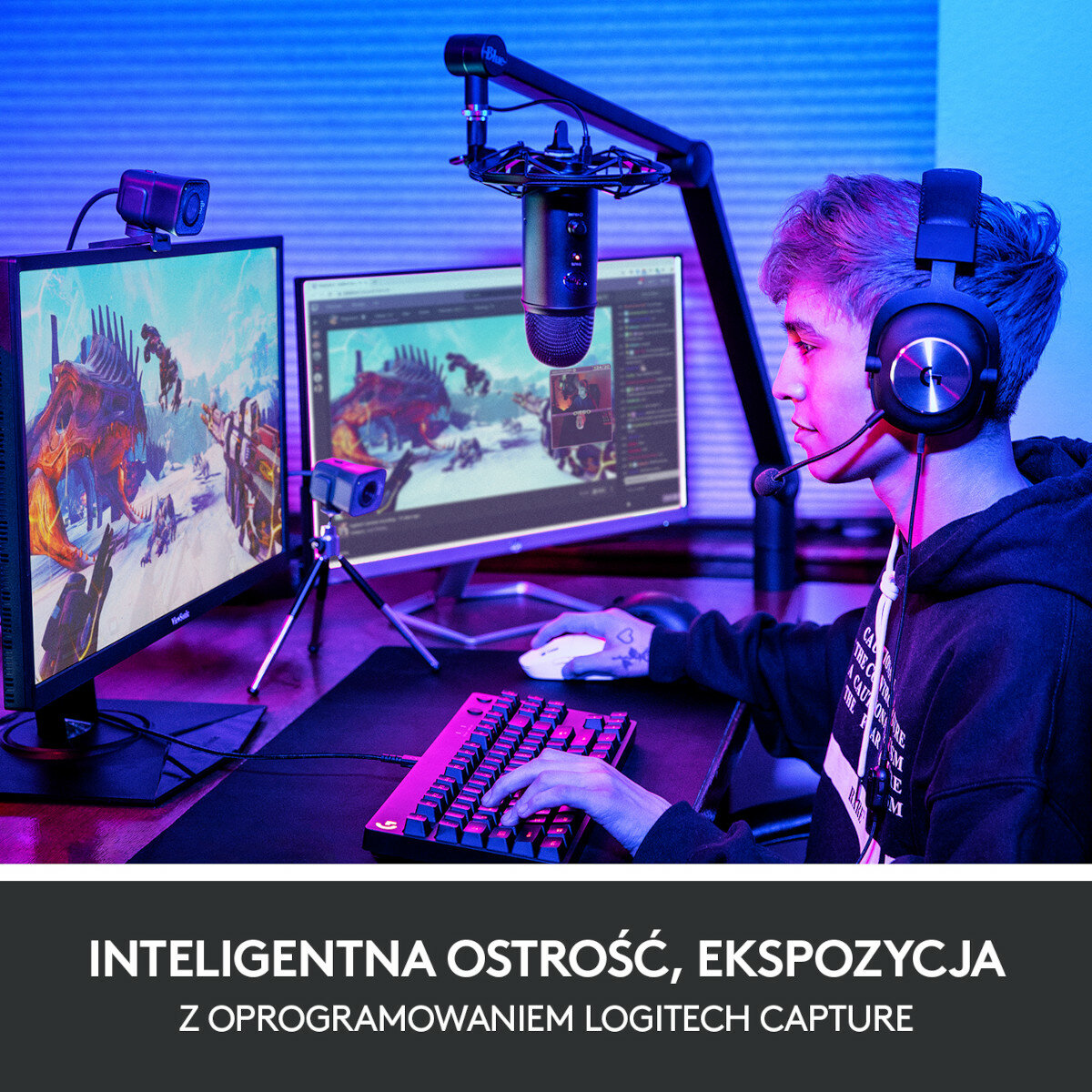 Gracz z monitorem i peryferiami. Zielone i niebieskie oświetlenie. Skupienie na klawiaturze i ekranie.