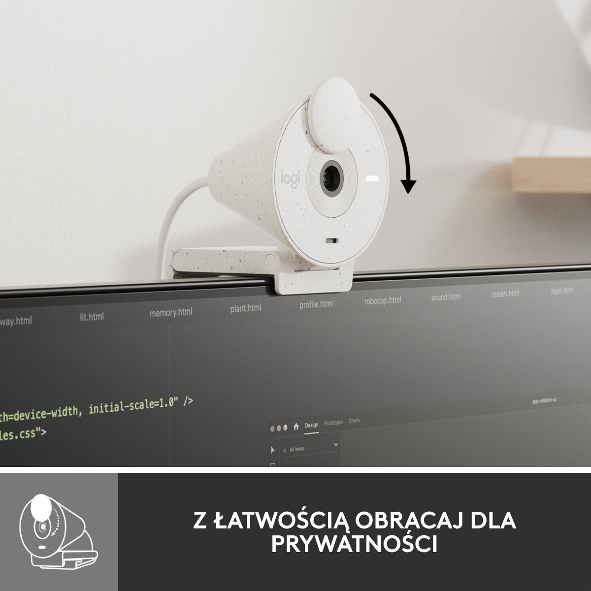 Pokazano kamerę internetową Logitech zamontowaną na monitorze, którą można obracać. Ekran wyświetla kod i nazwy plików. Tło to biała ściana i drewno.