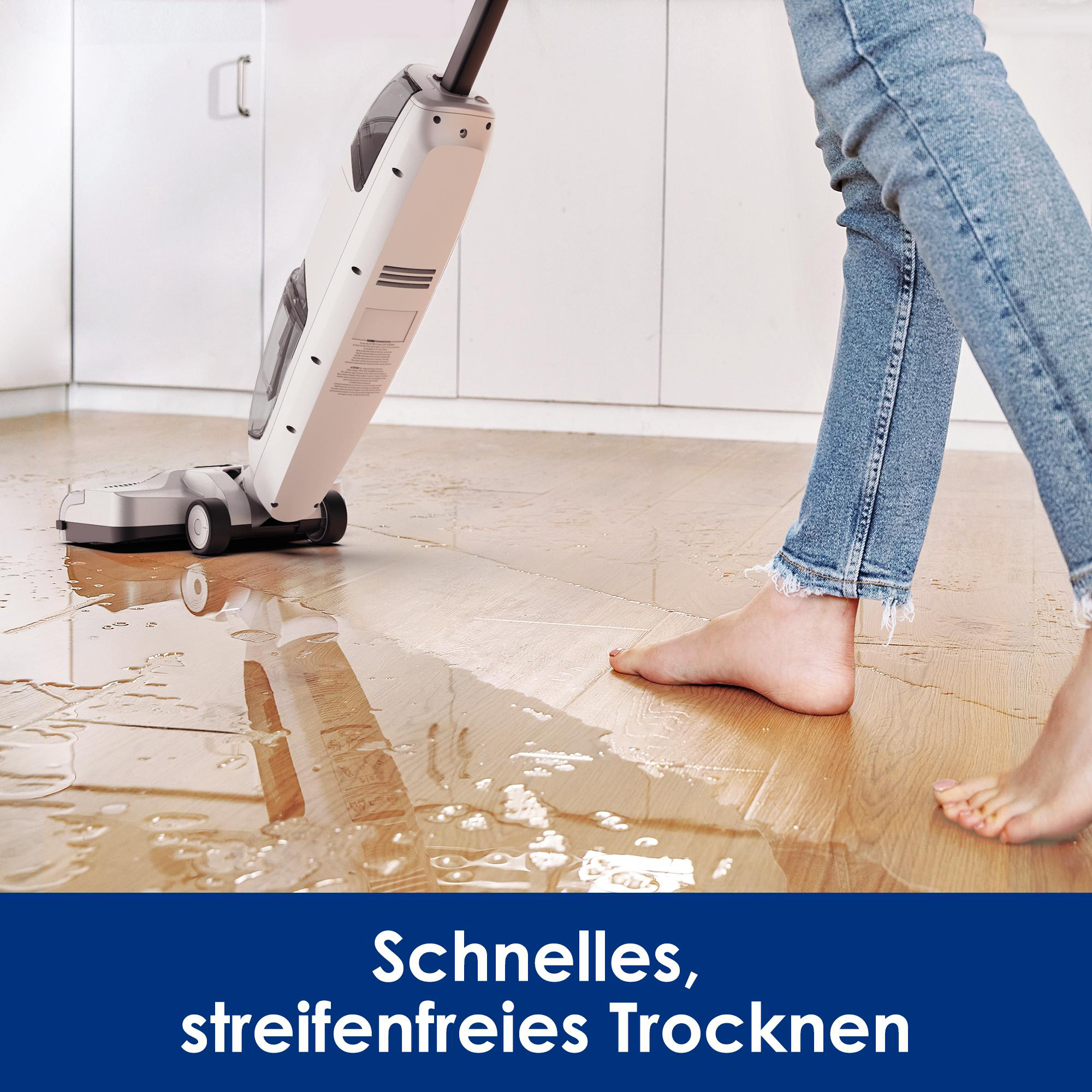 Ein Bodenreiniger reinigt einen nassen Boden, mit bloßen Füßen rechts stehend.