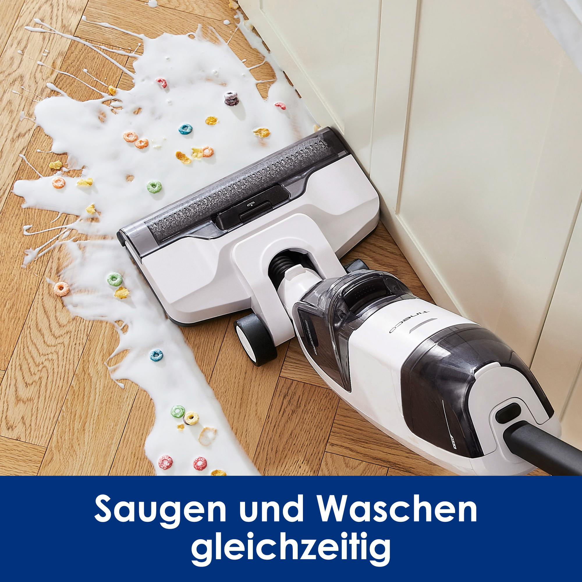 Reinigungsmaschine auf Holzboden mit Schaum und Müsli, Text: 