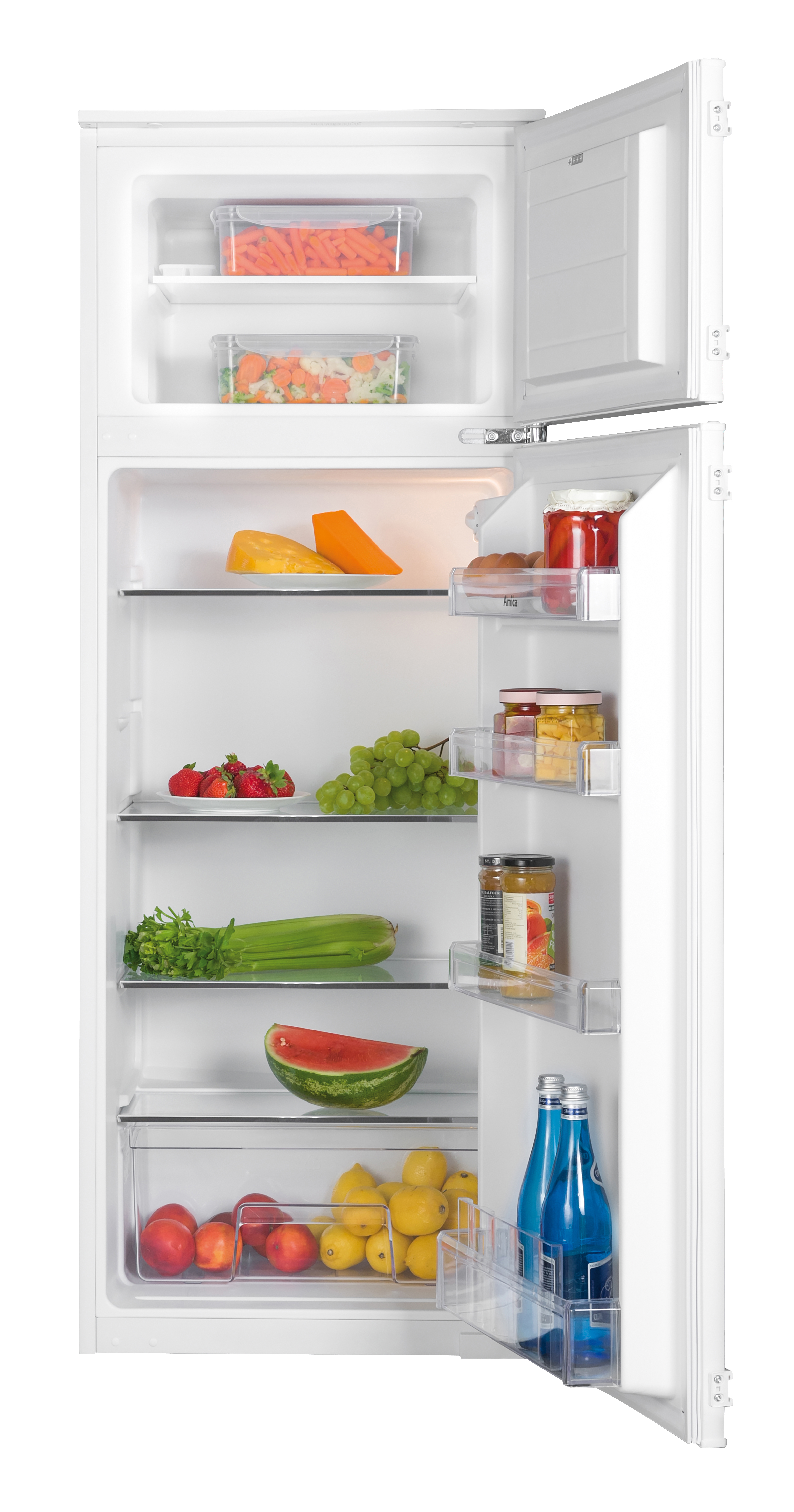 Ein offener Kühlschrank mit verschiedenen Früchten, Getränken und Gläsern.