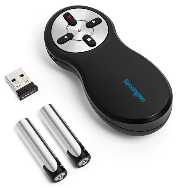 Fekete Kensington bemutató távirányító, USB és elemek fehér háttéren.