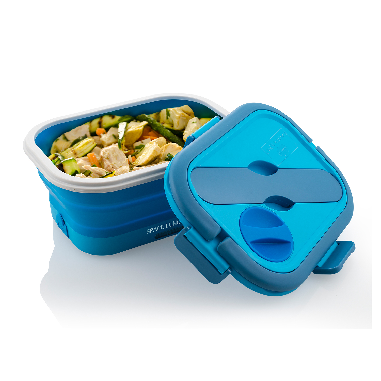 Un portapranzo blu con cibo all'interno e un coperchio parzialmente aperto, su una superficie bianca.