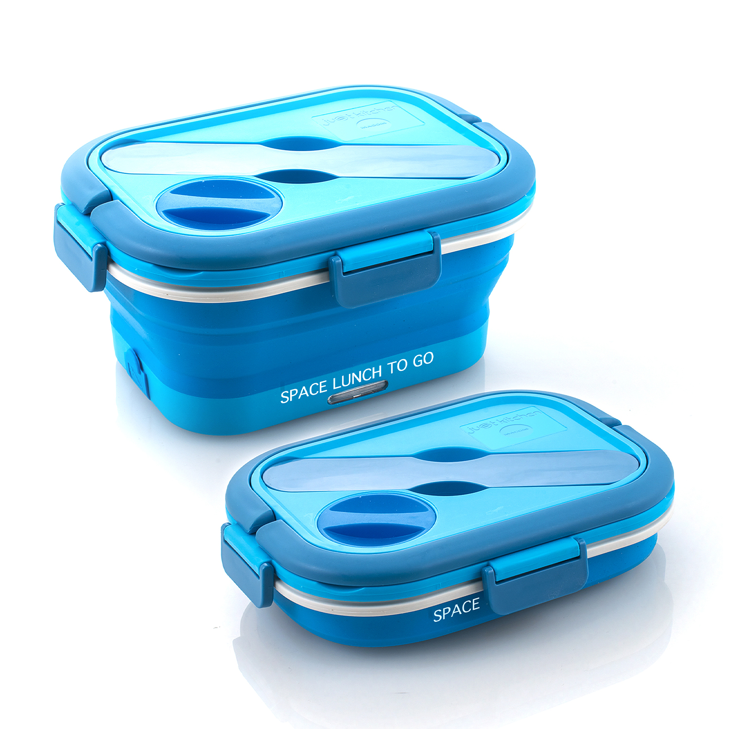 Due lunch box blu con coperchi e spazio per il cibo. Ognuna ha cucchiaio e forchetta.