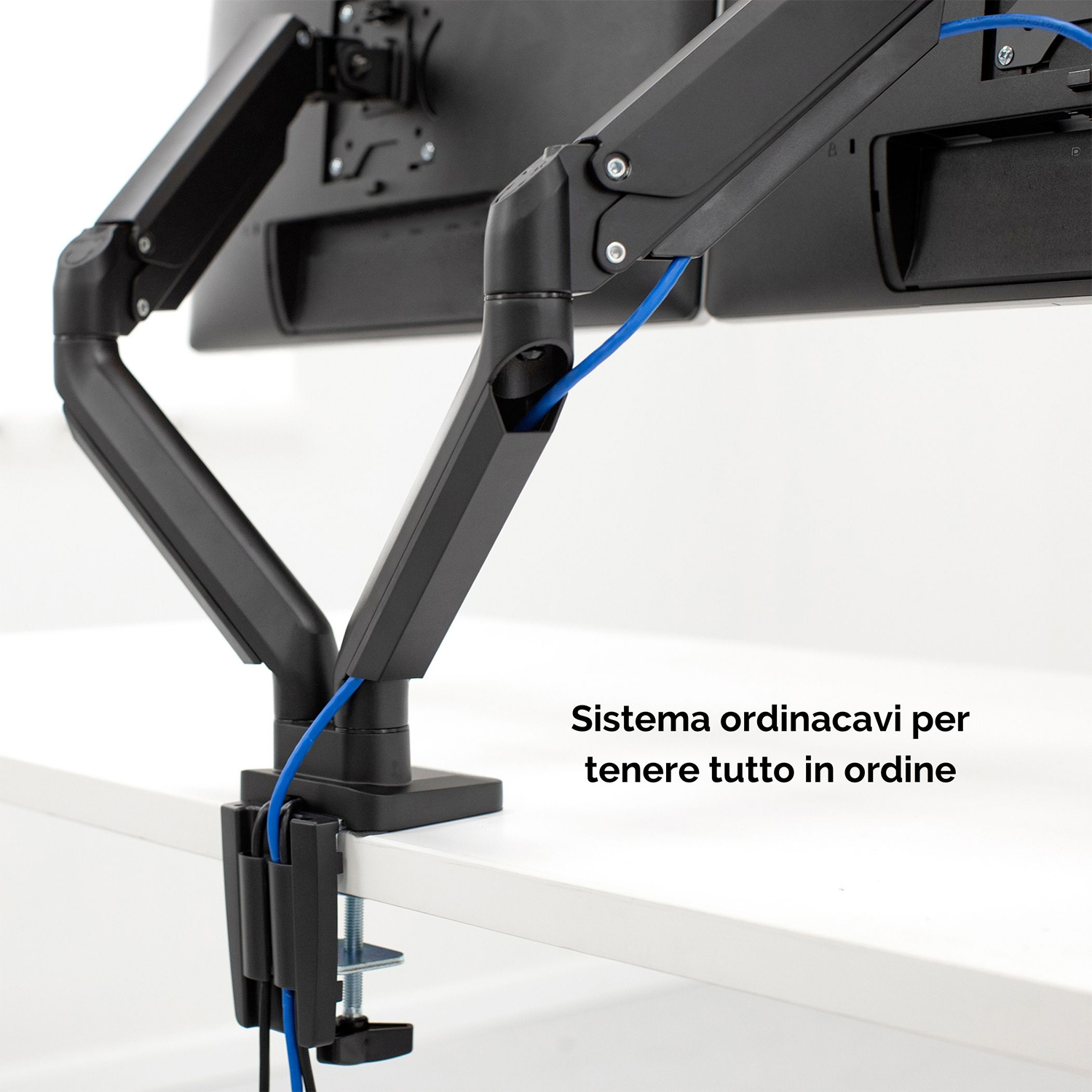 Bracci per monitor neri con cavi blu su una scrivania bianca.