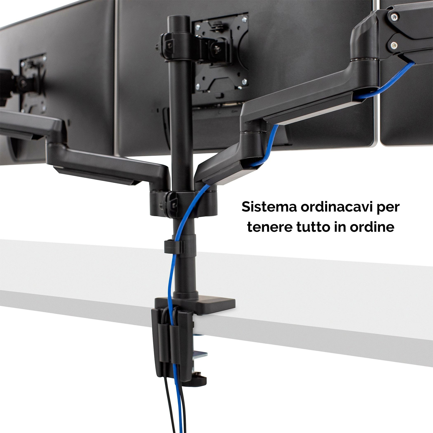 Un supporto per monitor con tre monitor e cavi blu, sfondo scrivania bianco.