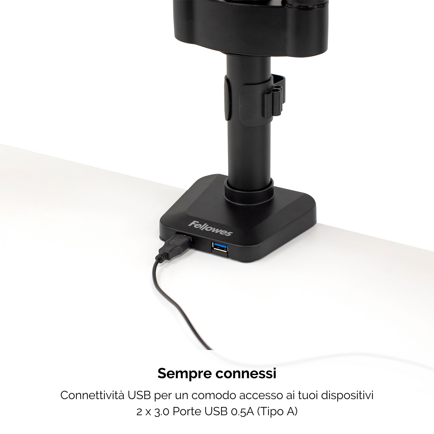 Un supporto per monitor nero con un hub USB. Un cavo USB è collegato al supporto. Scrivania bianca.