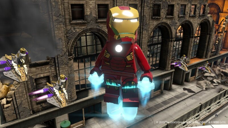 Lego Iron Man w scenerii miejskiej. Inne pojazdy Lego w tle.