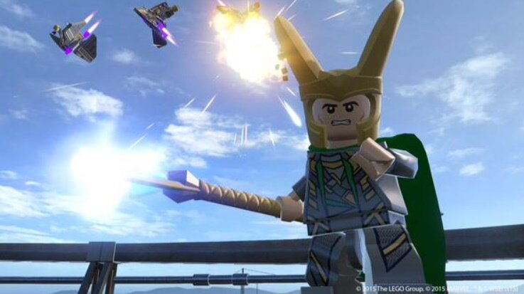 Postać Lego Loki trzymająca laskę, na tle niebieskiego nieba i wybuchów.