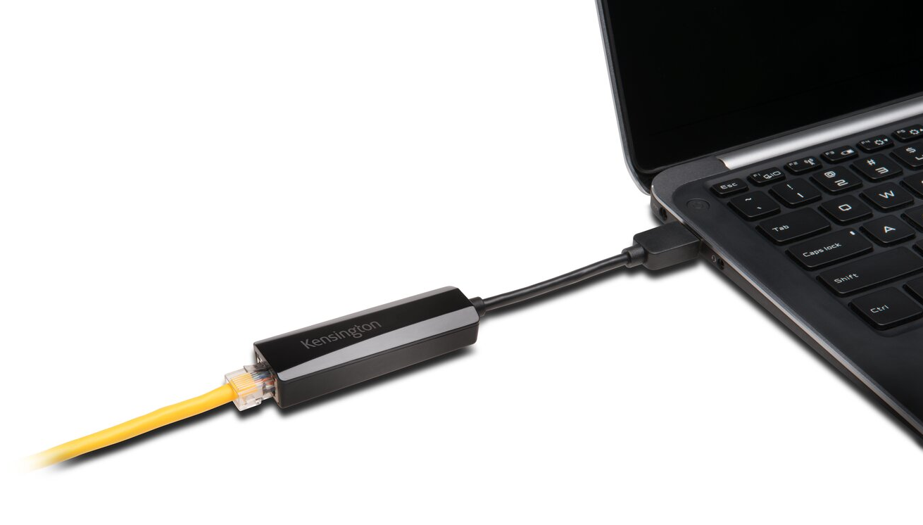 Egy fekete Kensington adapter egy laptophoz csatlakoztatva Ethernet kábellel.