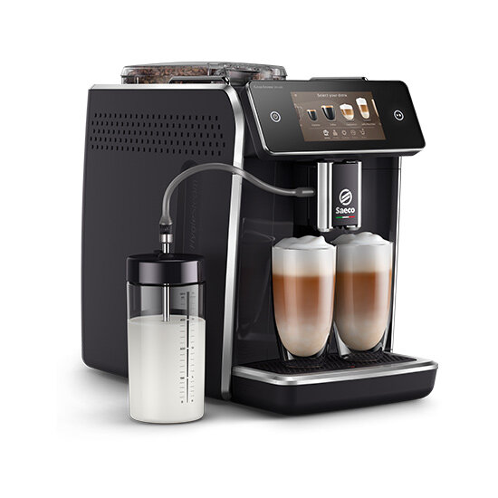 Czarny ekspres do kawy Saeco z dwoma szklankami latte, pojemnikiem na mleko i ekranem dotykowym.