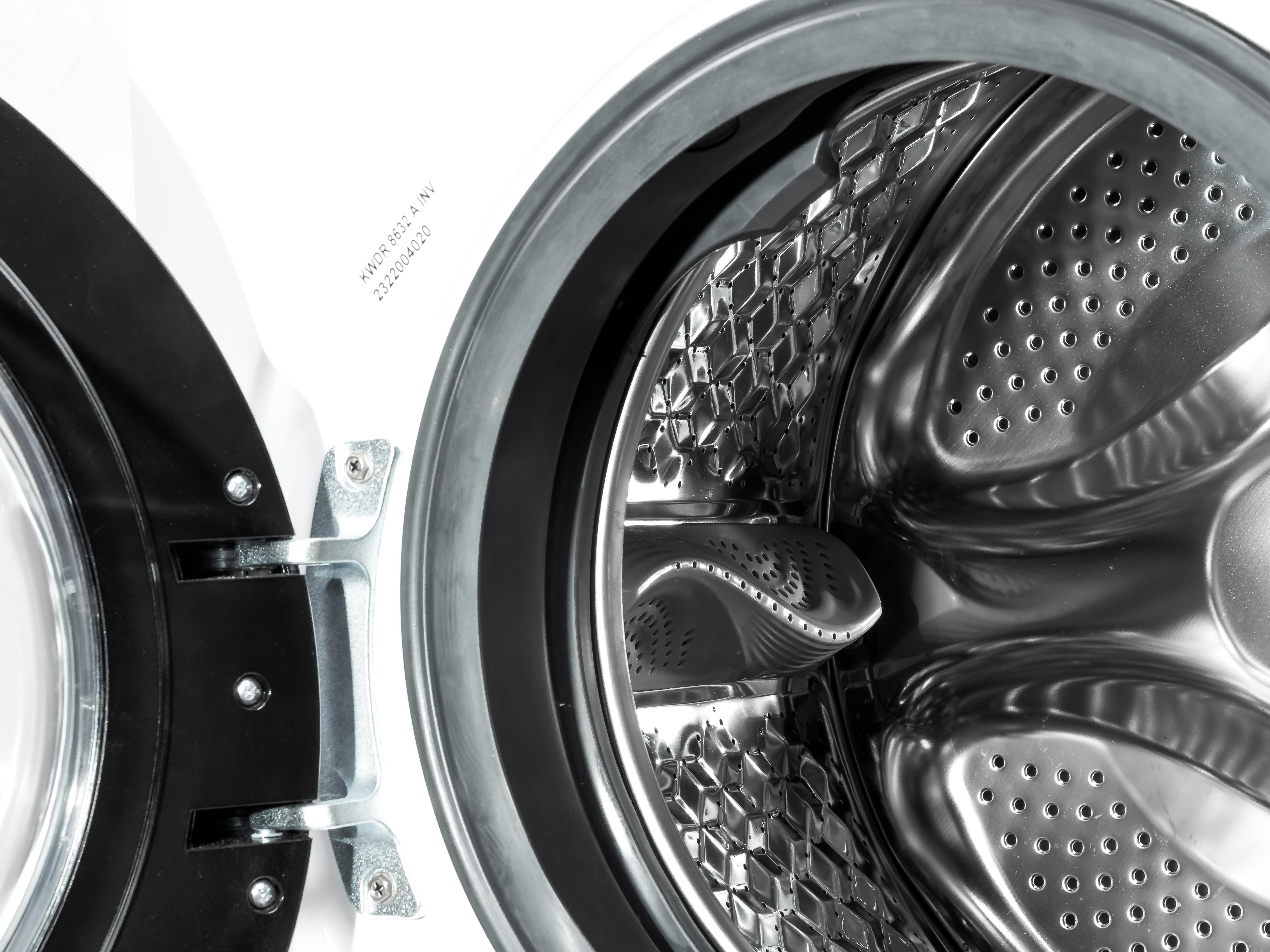 Nahaufnahme einer Waschmaschinentrommel. Edelstahl-Innenraum mit Rautenmuster.