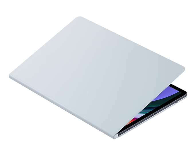 Una funda de tableta azul claro está parcialmente abierta, revelando una pantalla de tableta con un marco oscuro. El fondo es negro.