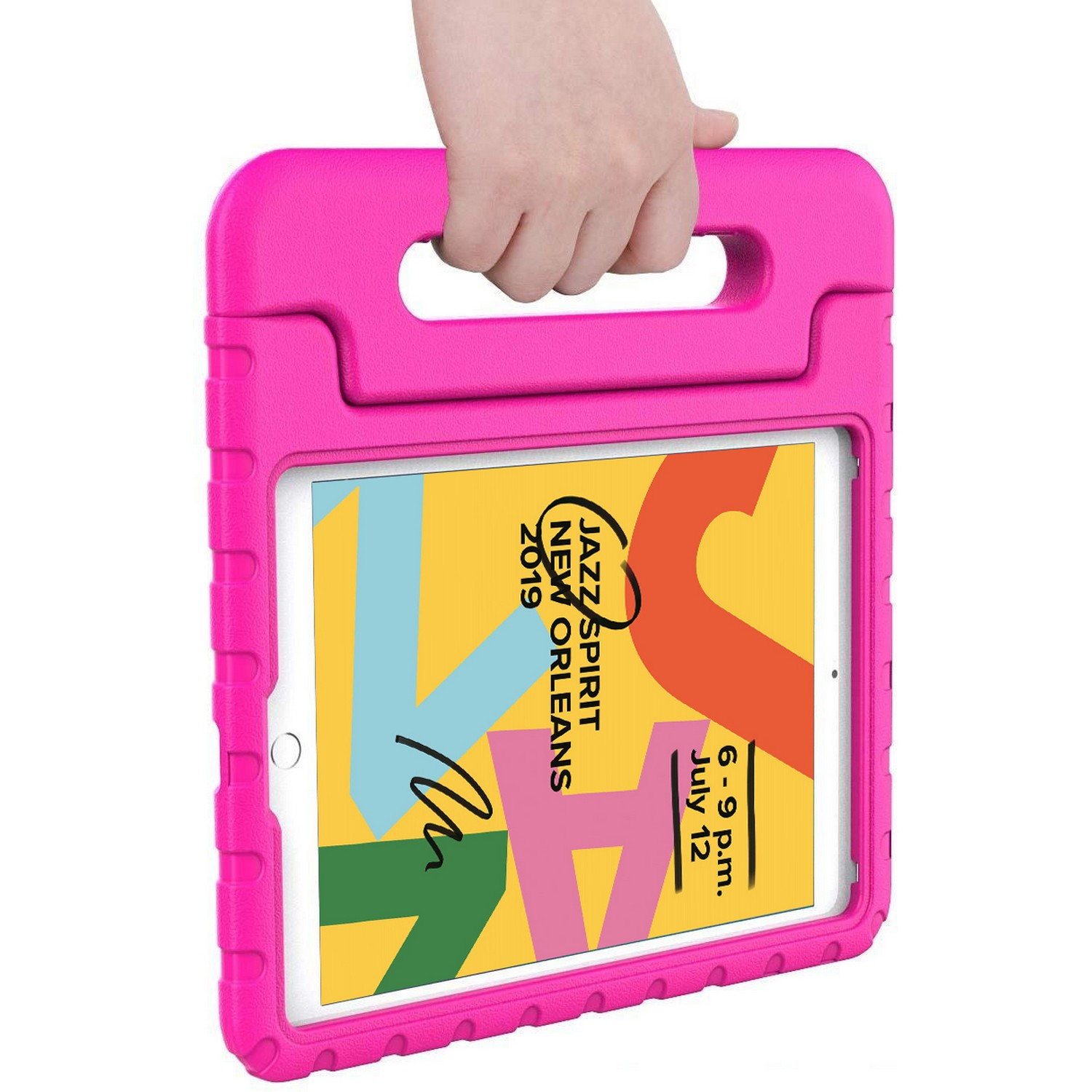 Un étui de tablette rose. Une main tient la poignée de l'étui. La tablette affiche une publicité colorée pour l'événement.
