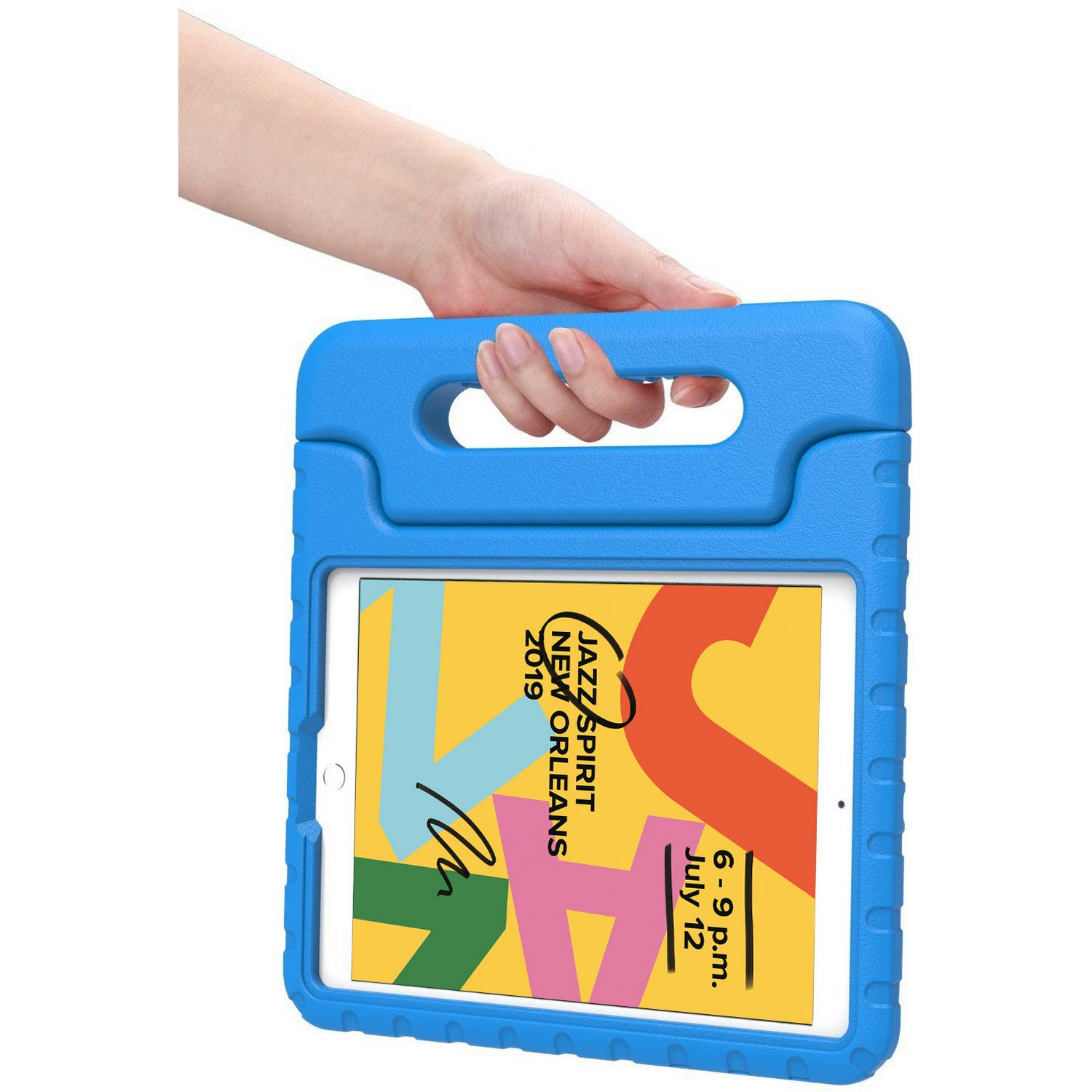 Un étui de tablette bleu contenant une tablette avec une affiche du Jazz Fest 2019 à l'écran.