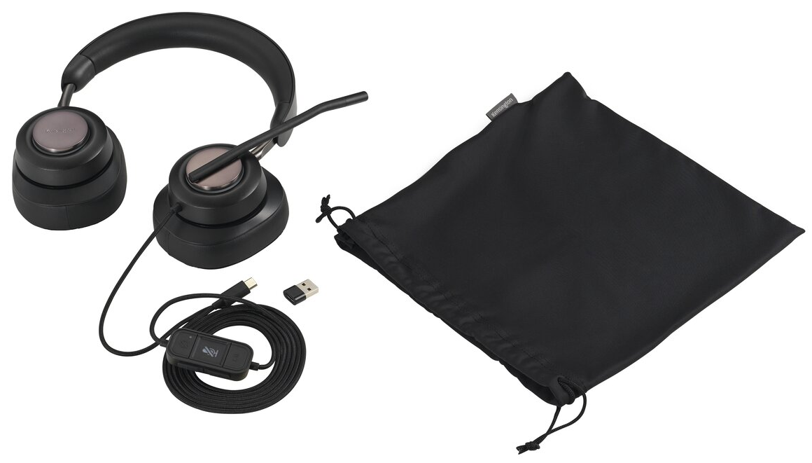 Fekete fejhallgató mikrofonnal, USB-kábellel és hordtáskával.