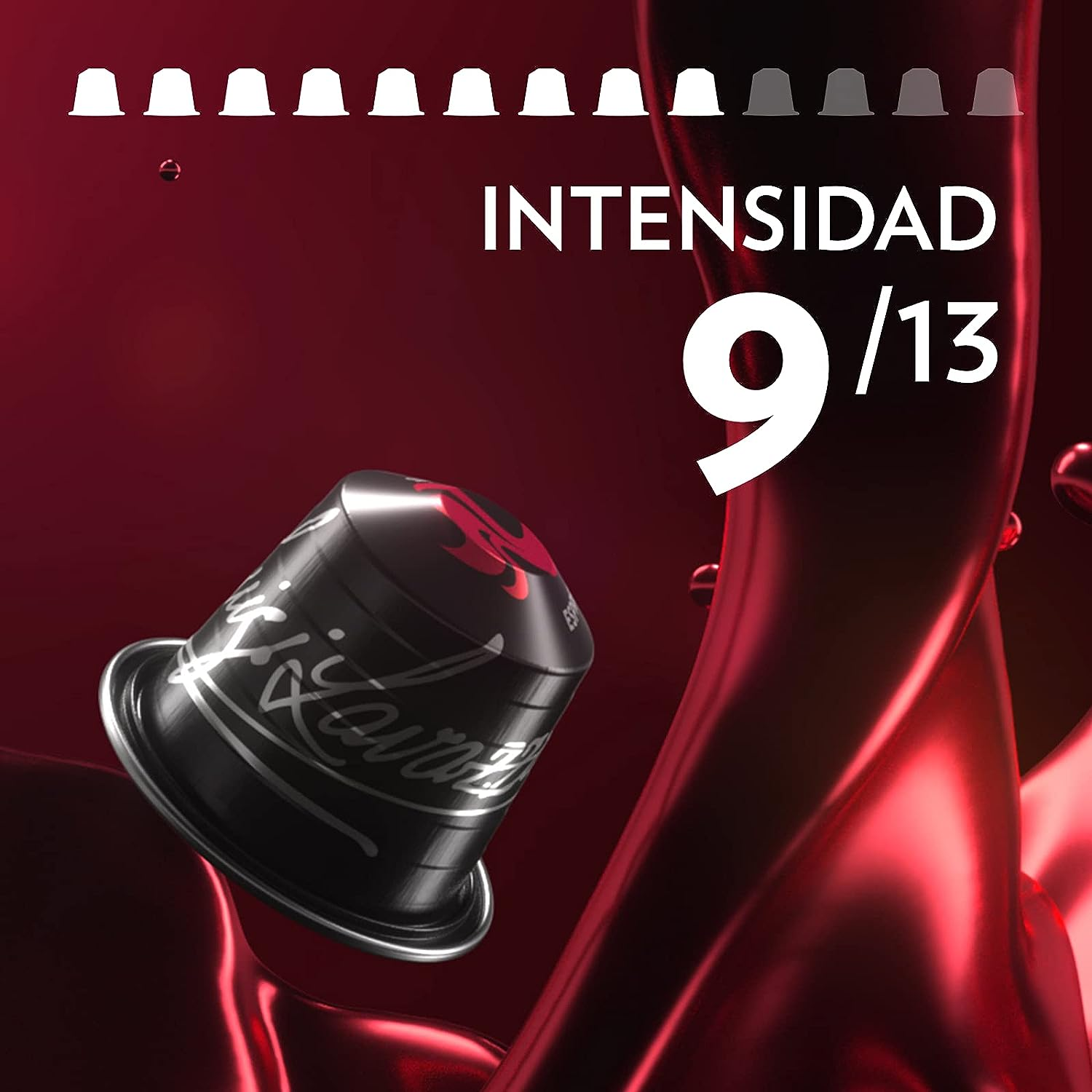 Cápsula de café con "Intensidad 9/13". Fondo rojo con gotas de café.