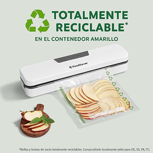 Sellador al vacío FoodSaver con rodajas de manzana en bolsa y una tabla de cortar de madera.