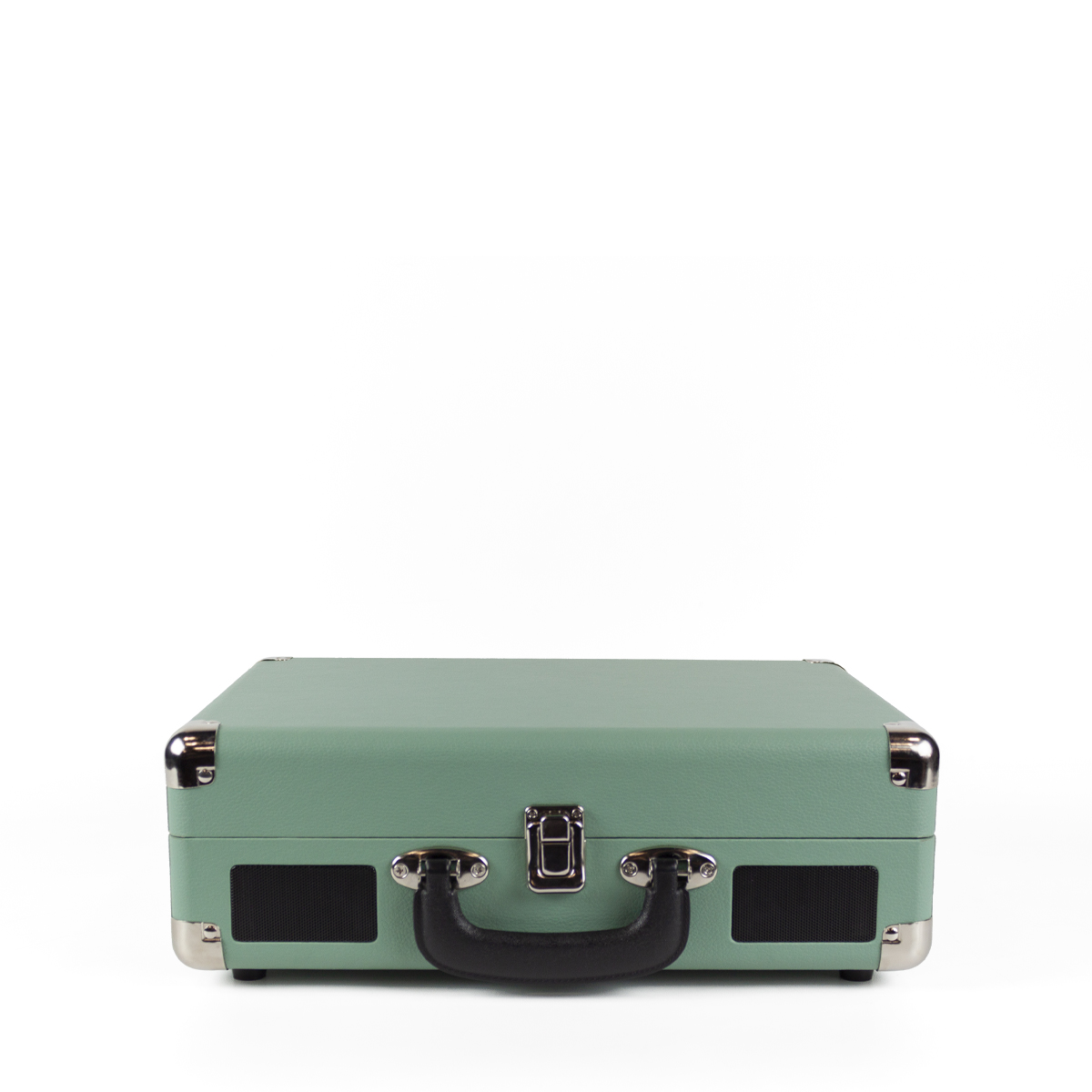 Tocadiscos portátil verde sobre blanco. Tiene esquinas plateadas, asa negra y rejillas de altavoz. El fondo es blanco.