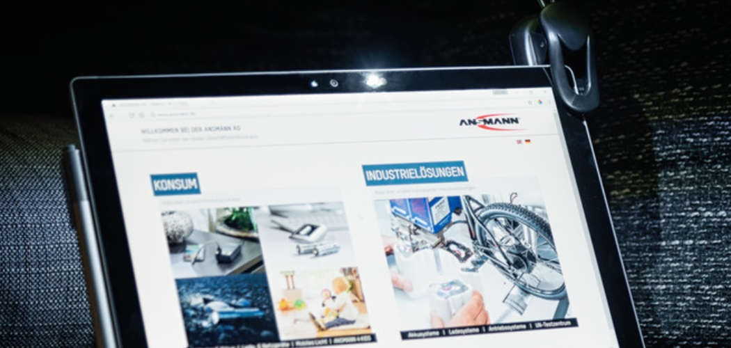 Tablet auf einem Schreibtisch, das eine Website mit AN-MANN AG Logo zeigt.