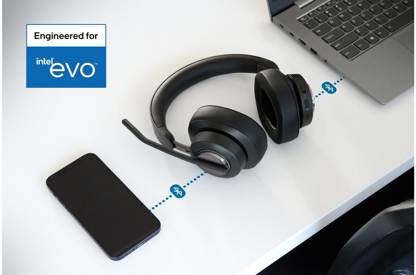 Fejhallgató laptophoz és telefonhoz csatlakoztatva, Intel Evo logóval.