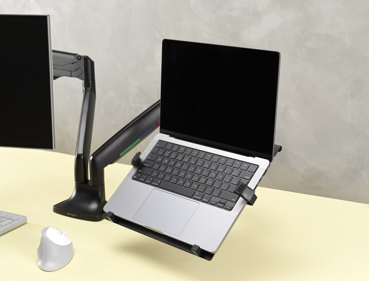 Laptop egy asztalon monitorkarral és számítógépes egérrel.
