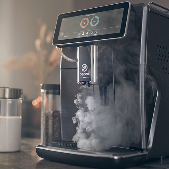 Ekspres do kawy z parą i ekranem dotykowym.