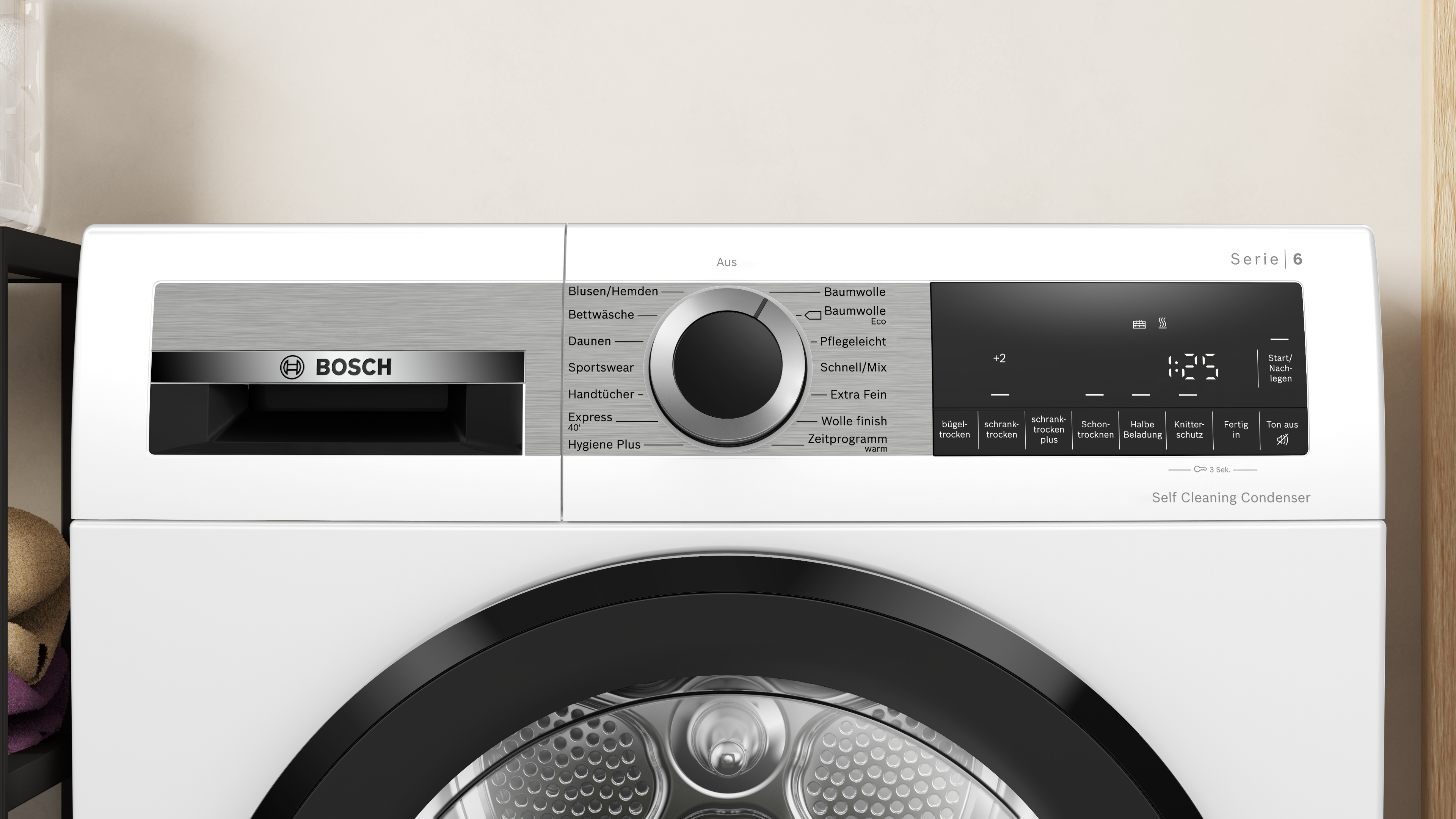 Ein weißer Bosch-Trockner mit schwarzer Tür. Er hat Knöpfe, ein Rad und ein digitales Display mit Einstellungen.