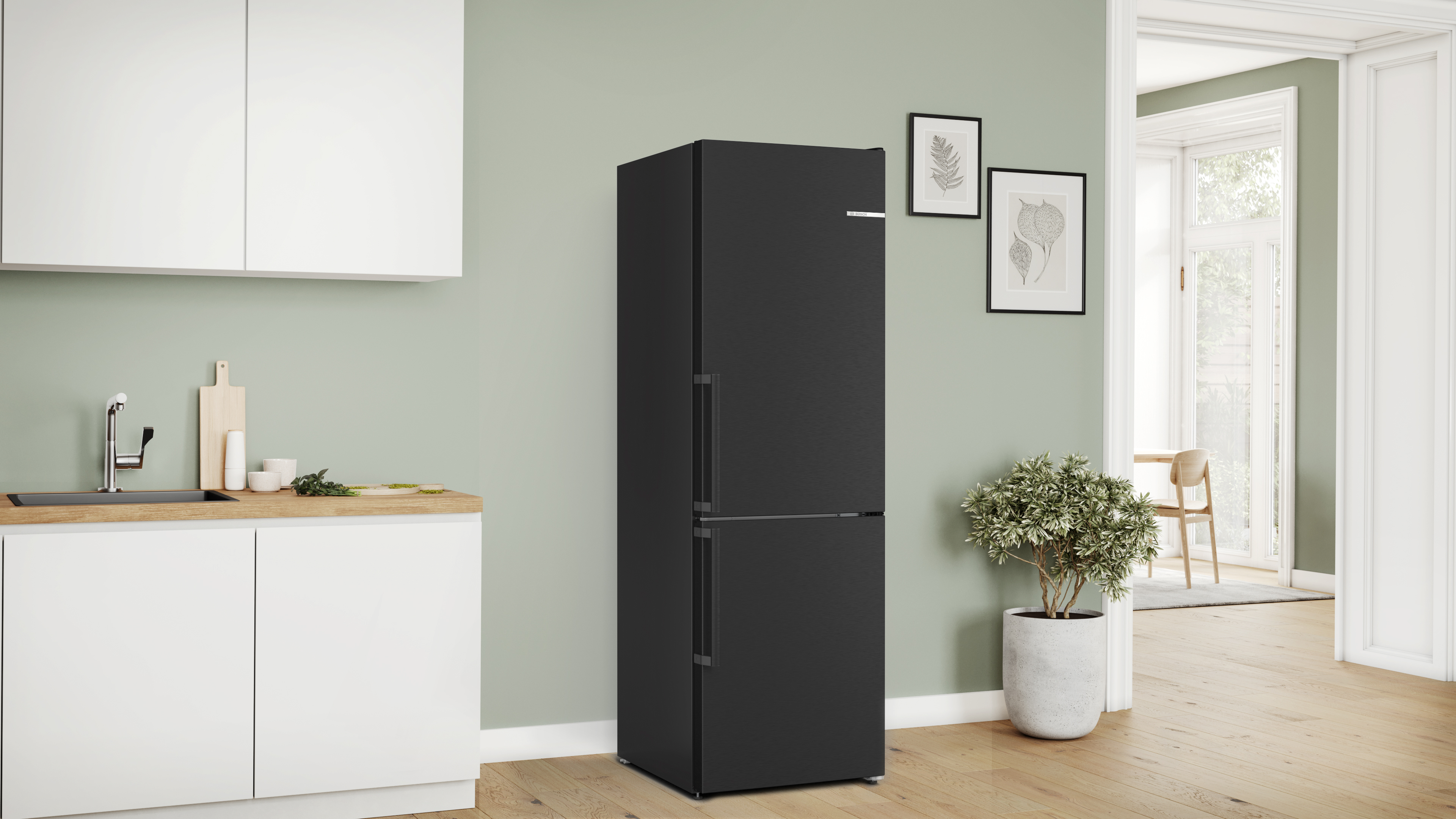 Schwarzer Kühlschrank. Er befindet sich in einer Küche, mit weißer Arbeitsplatte und Schr änken.