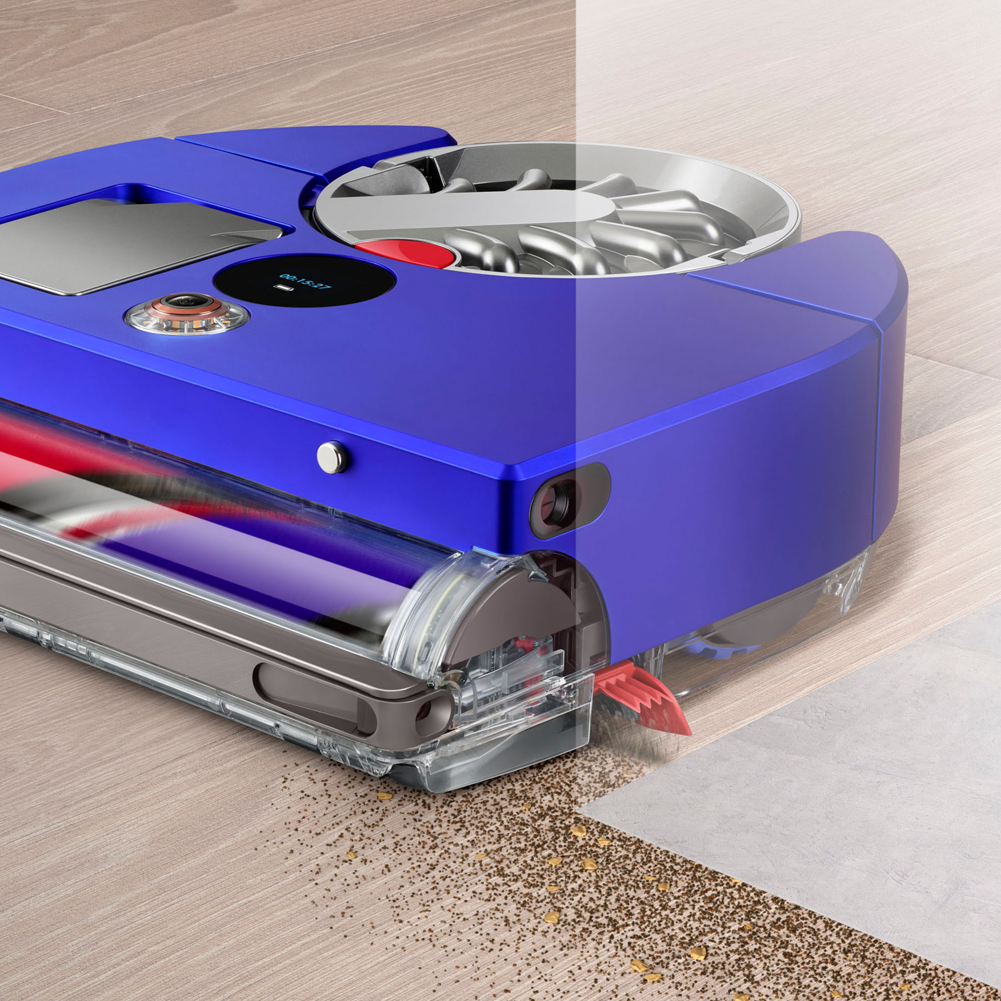 Un robot aspirateur bleu nettoie un sol en bois, avec une coupe montrant les parties internes.