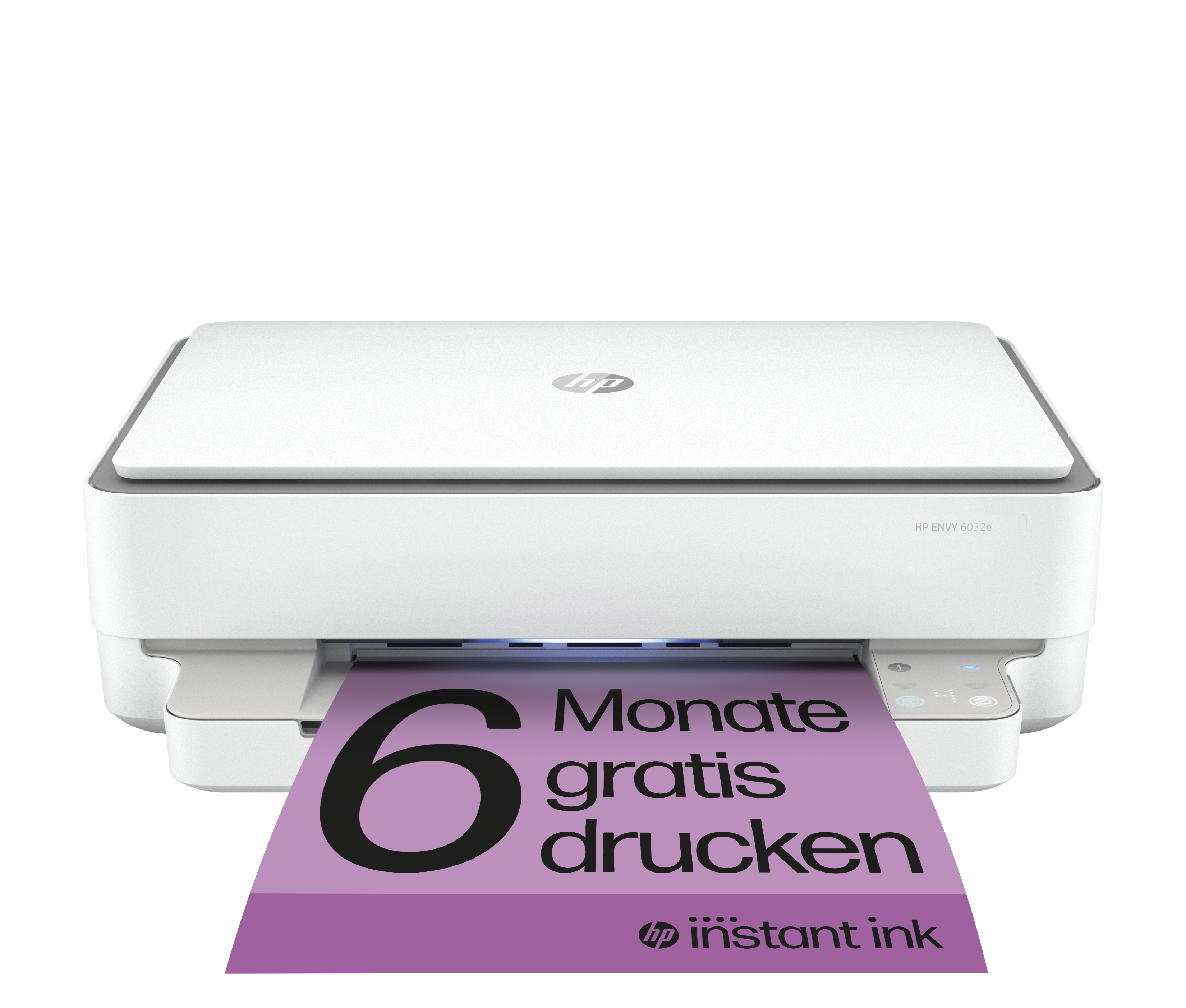 Weißer HP Envy 6022e Drucker, der eine lila Seite mit dem Text '6 Monate gratis drucken' druckt.