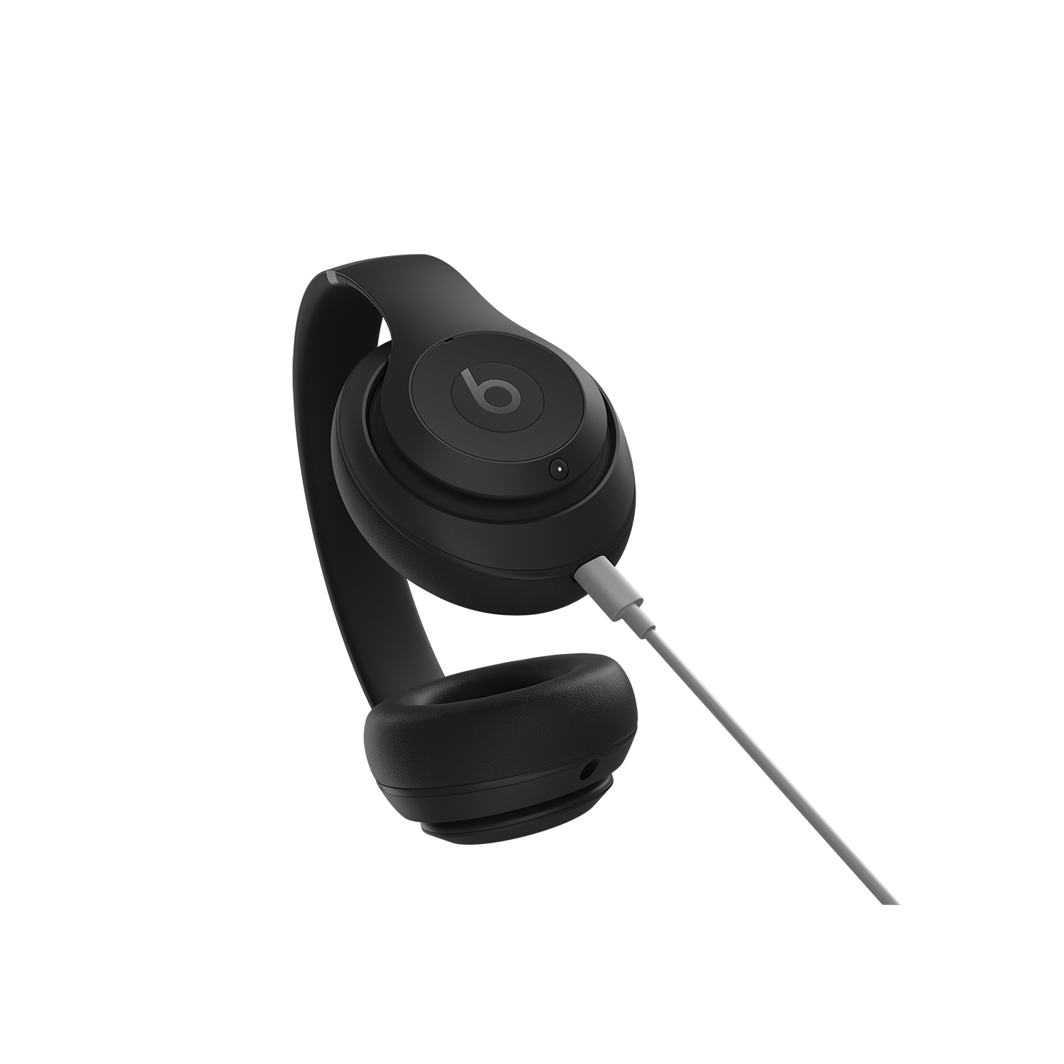 Auriculares Beats negros con cable gris. Los auriculares están sobre un fondo blanco.