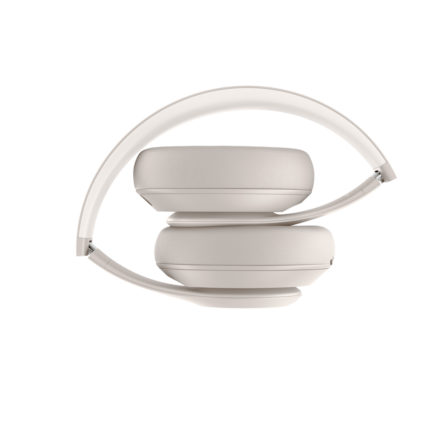 Auriculares beige plegados. La diadema se arquea sobre los auriculares.