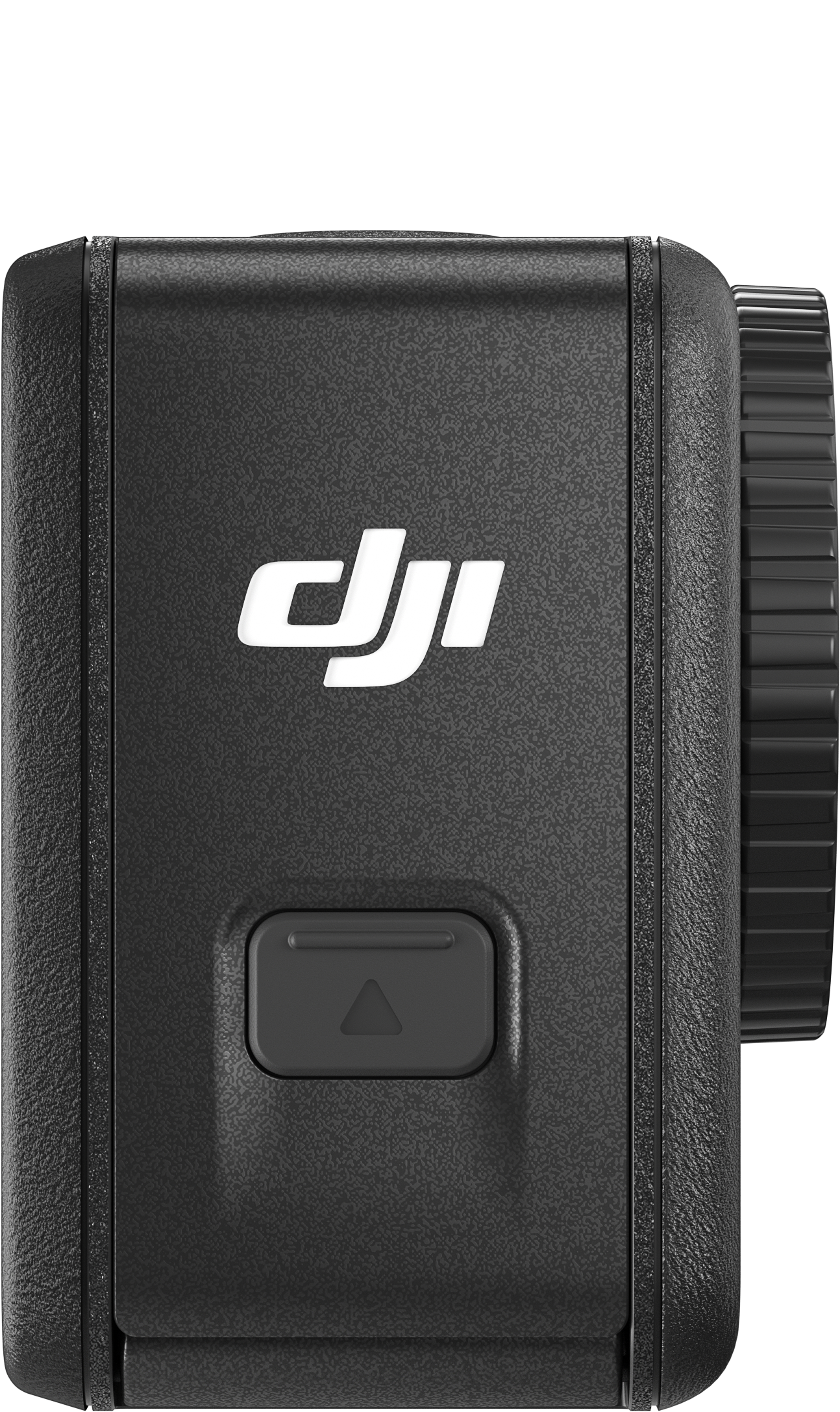 Egy fekete akciókamera közeli képe, oldalsó nézet, DJI logóval és gombbal.