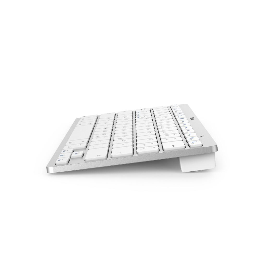 Eine weiße, abgewinkelte Tastatur mit silbernem Rahmen, auf weißem Hintergrund.