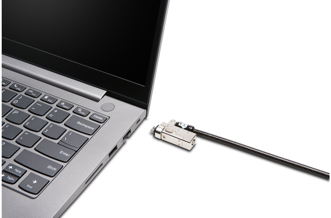 Egy laptop egy biztonsági kábelhez csatlakoztatva. A kábel ezüst és fekete. Fehér háttér.