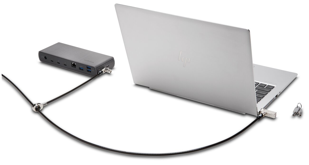 Egy ezüst laptop, amely egy biztonsági kábellel van a dokkolóállomáshoz csatlakoztatva.