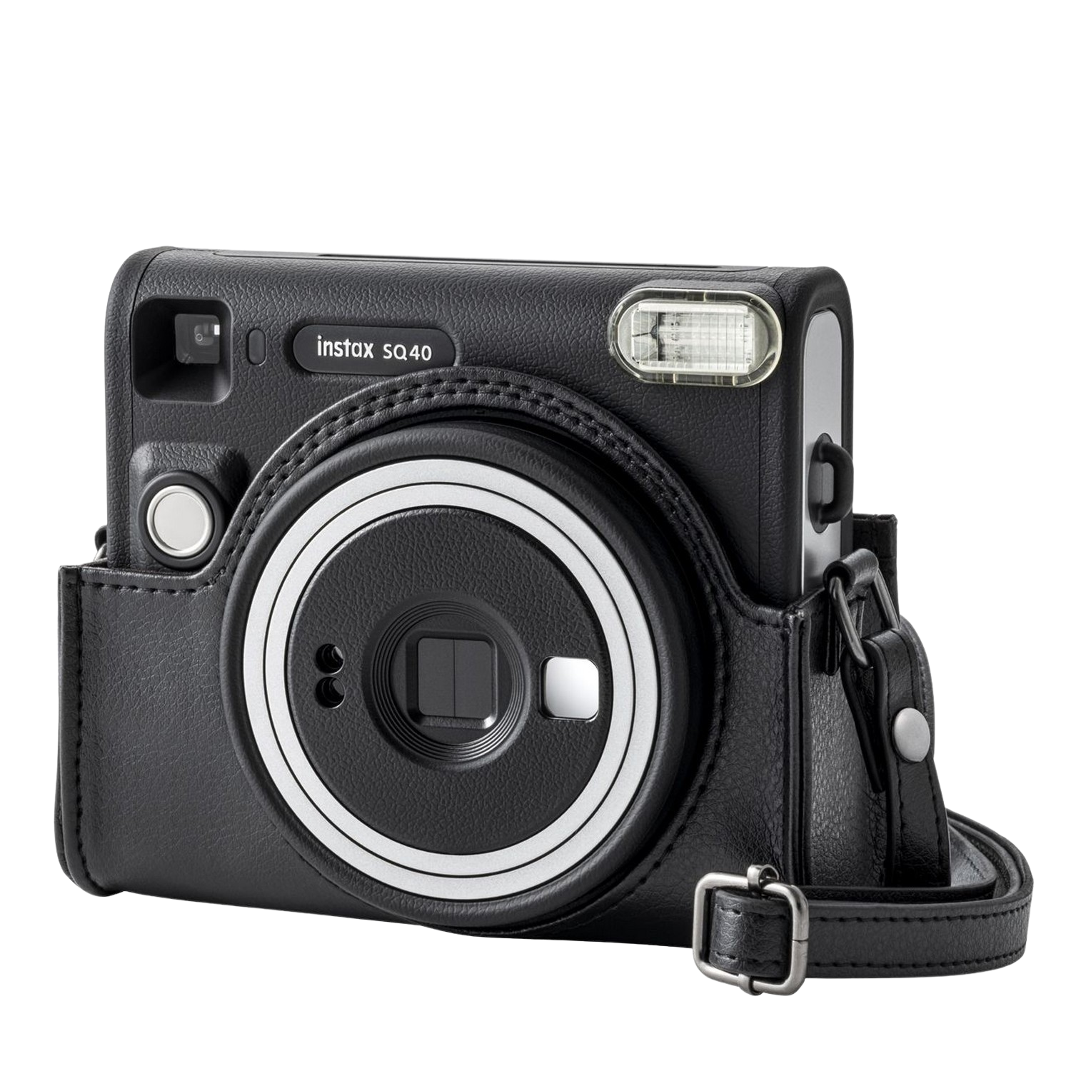 Zwarte Instax SQ40 camera in een hoesje met riem. Zilveren accenten, lens en flitser. Zwarte achtergrond.