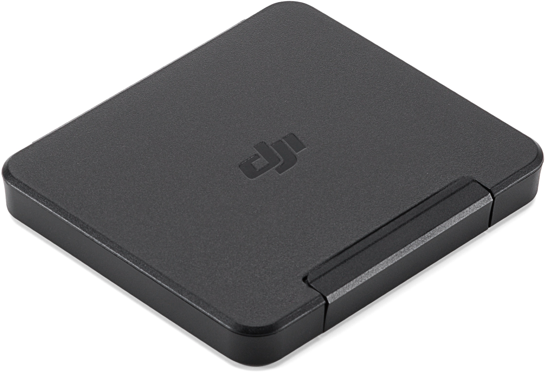 Schwarze quadratische Box mit DJI-Logo. Strukturierte Oberfläche, leicht angehoben.