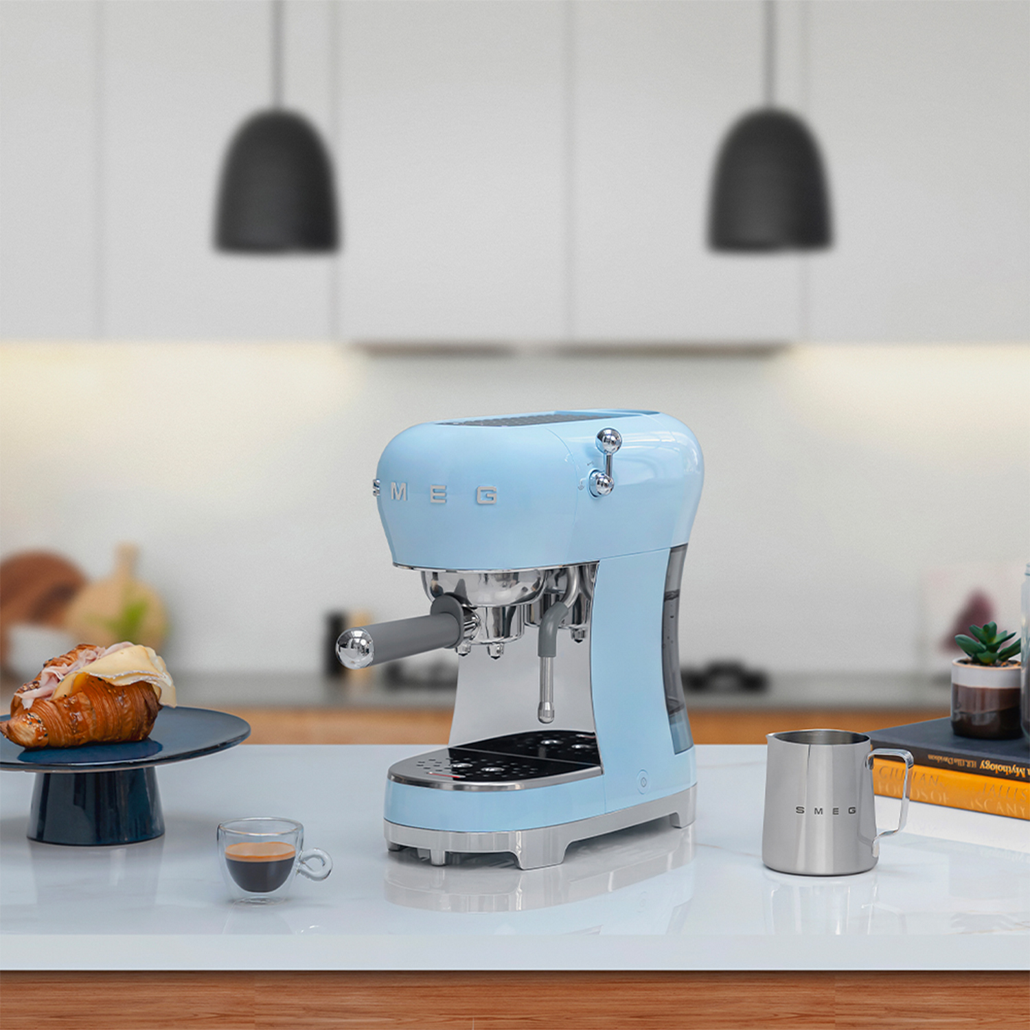 Macchina per espresso SMEG azzurra su un bancone con caffè e cibo. Sfondo cucina.