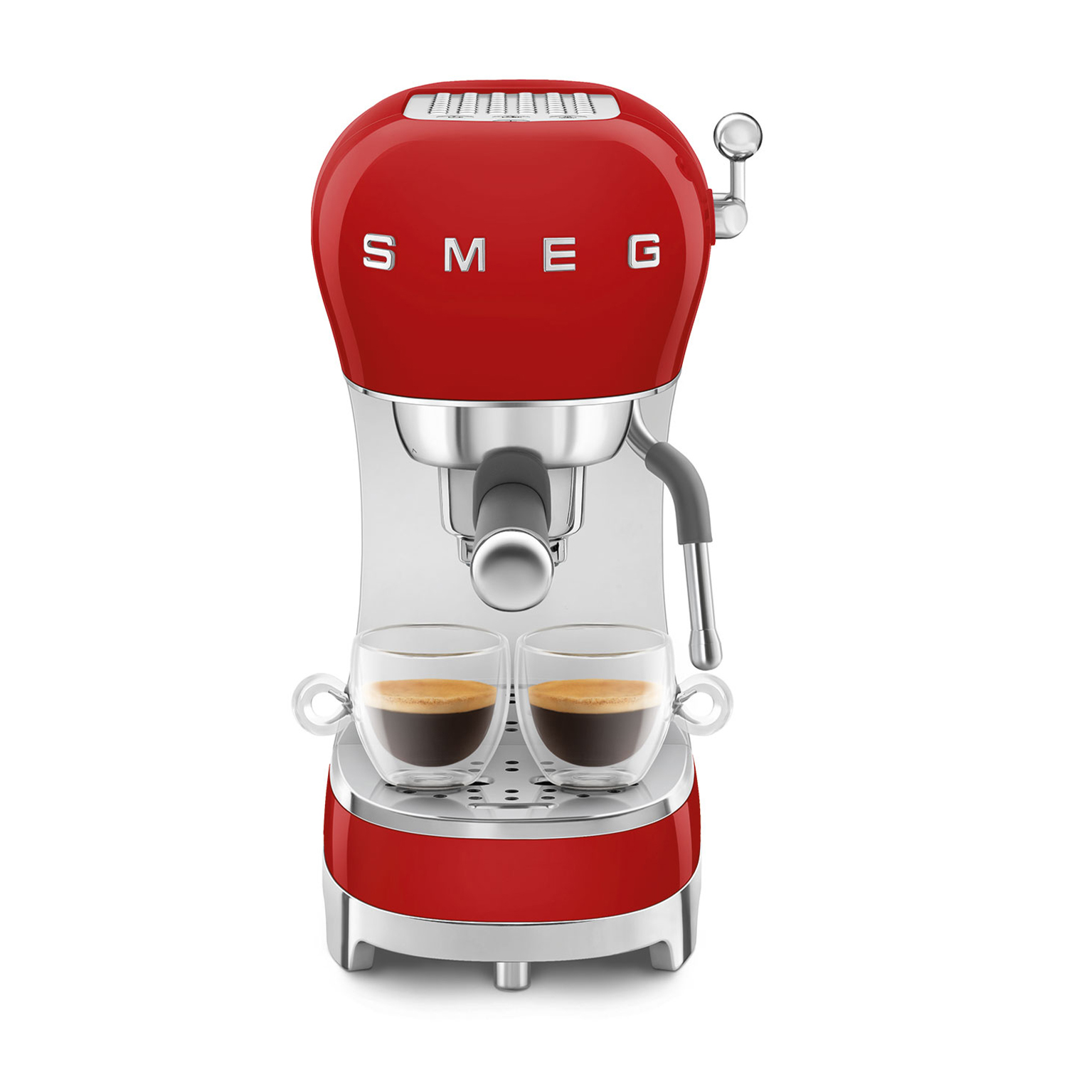Macchina per caffè espresso SMEG rossa e argento con due tazze di caffè. Sfondo bianco, ripresa in studio.