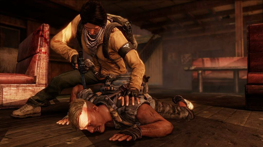 Dwie osoby walczą. Jeden leży na ziemi, drugi trzyma nóż.