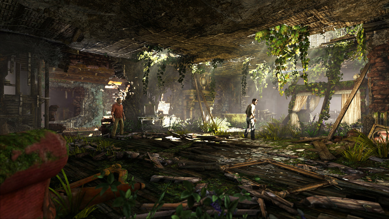 Dwóch mężczyzn stoi w zrujnowanym pokoju, porośniętym pnączami. Światło słoneczne przechodzi przez uszkodzony dach.