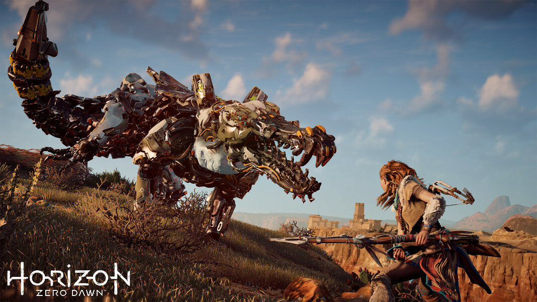 Aloy stawia czoła mechanicznemu potworowi w scenie Horizon Zero Dawn.