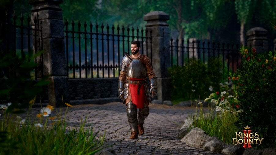 Mężczyzna w pełnej zbroi idzie brukowaną ścieżką obok ogrodzenia.