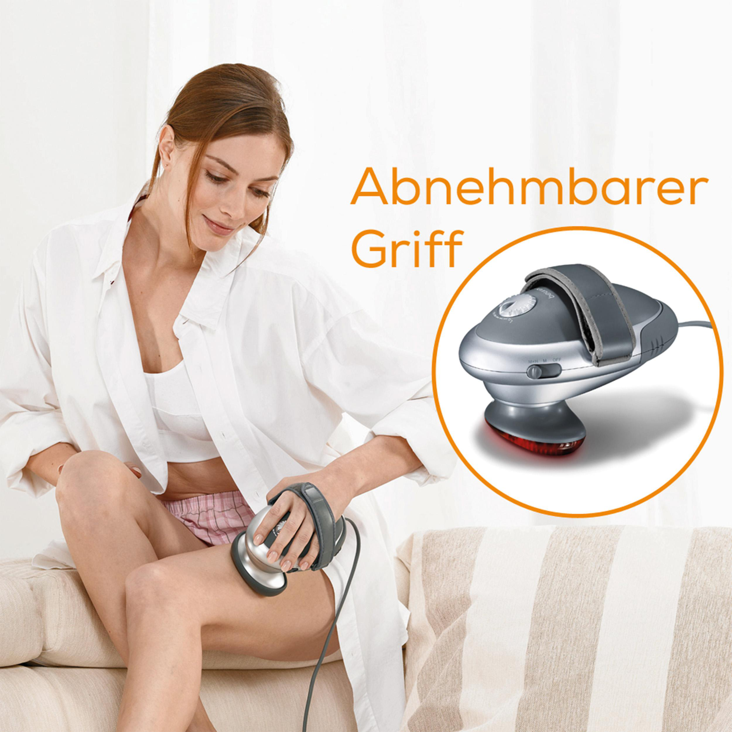 Frau benutzt ein silbernes Massagegerät mit rotem Licht am Bein.