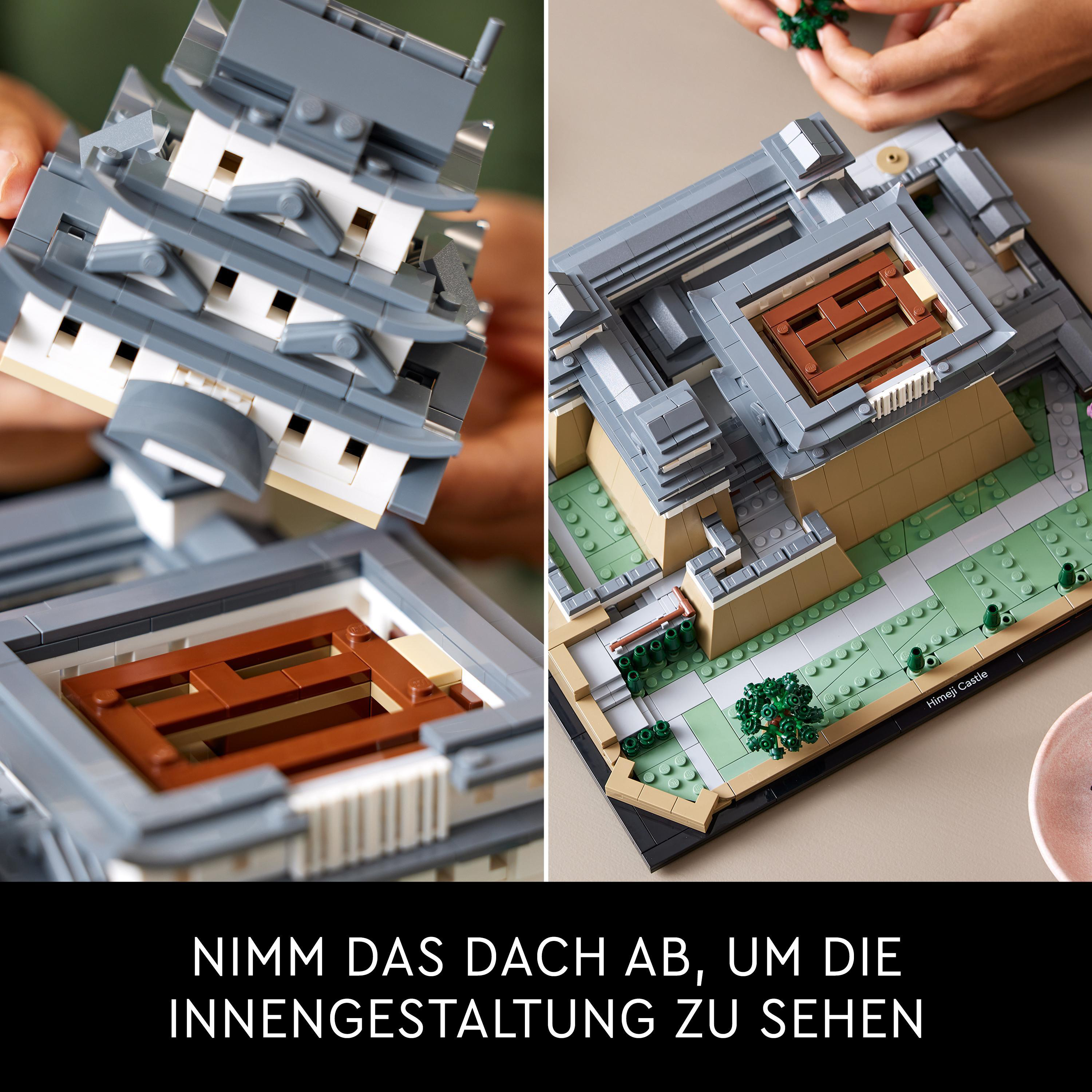 LEGO-Modell eines Schlosses. Nahaufnahme des Gebäudes und Hände, die das Dach bauen.