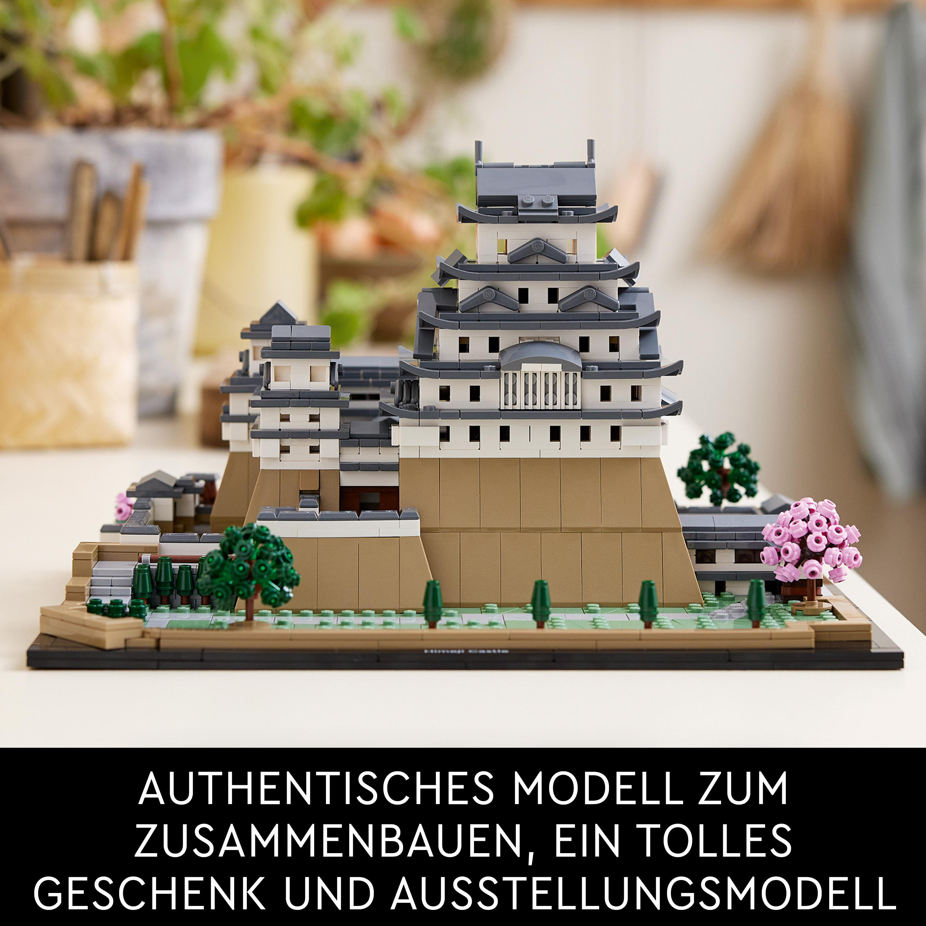 Lego-Modell einer japanischen Burg, mit grauen und weißen Türmen und braunem Sockel.