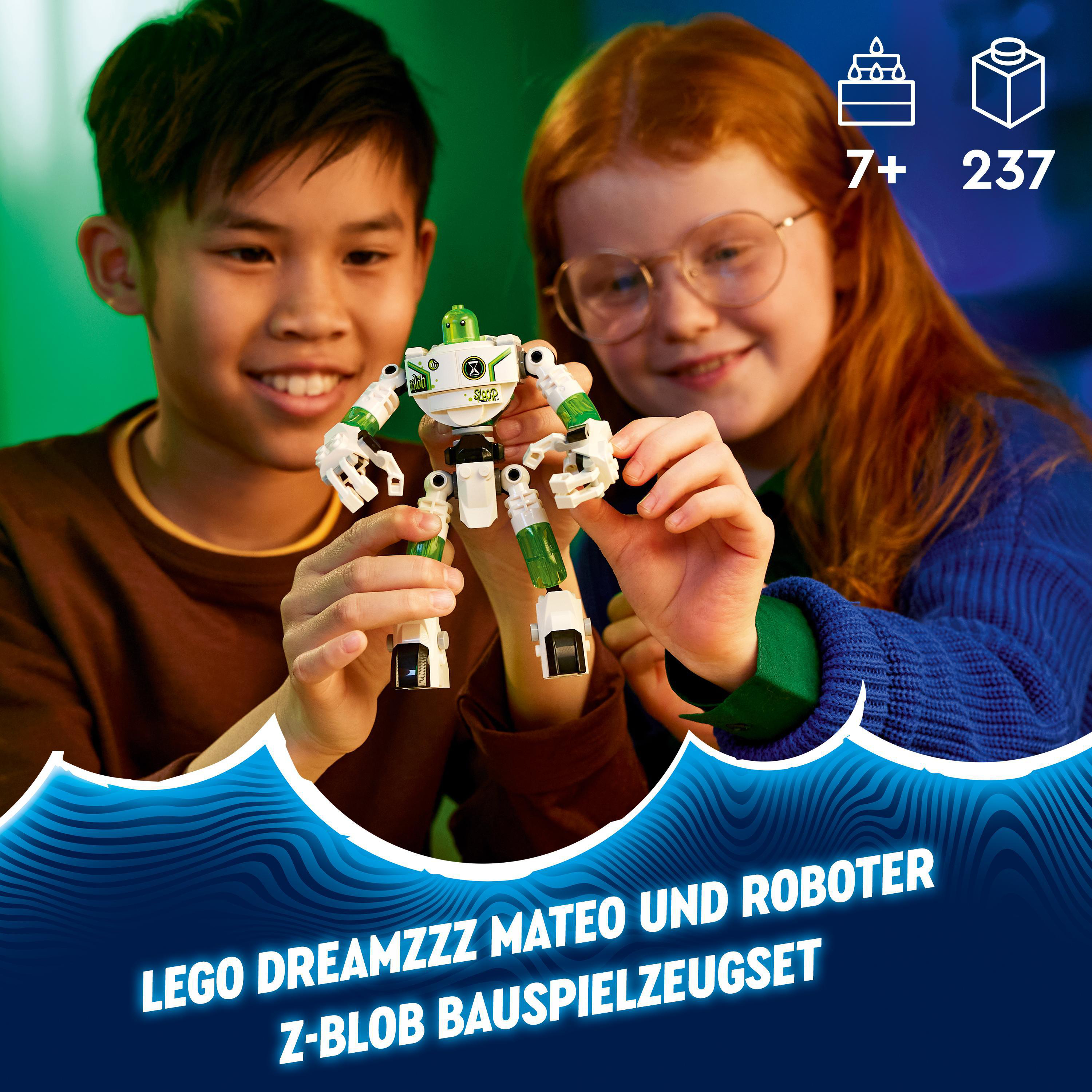 Kinder bauen zusammen einen Lego-Roboter; ein Junge und ein Mädchen lächeln.